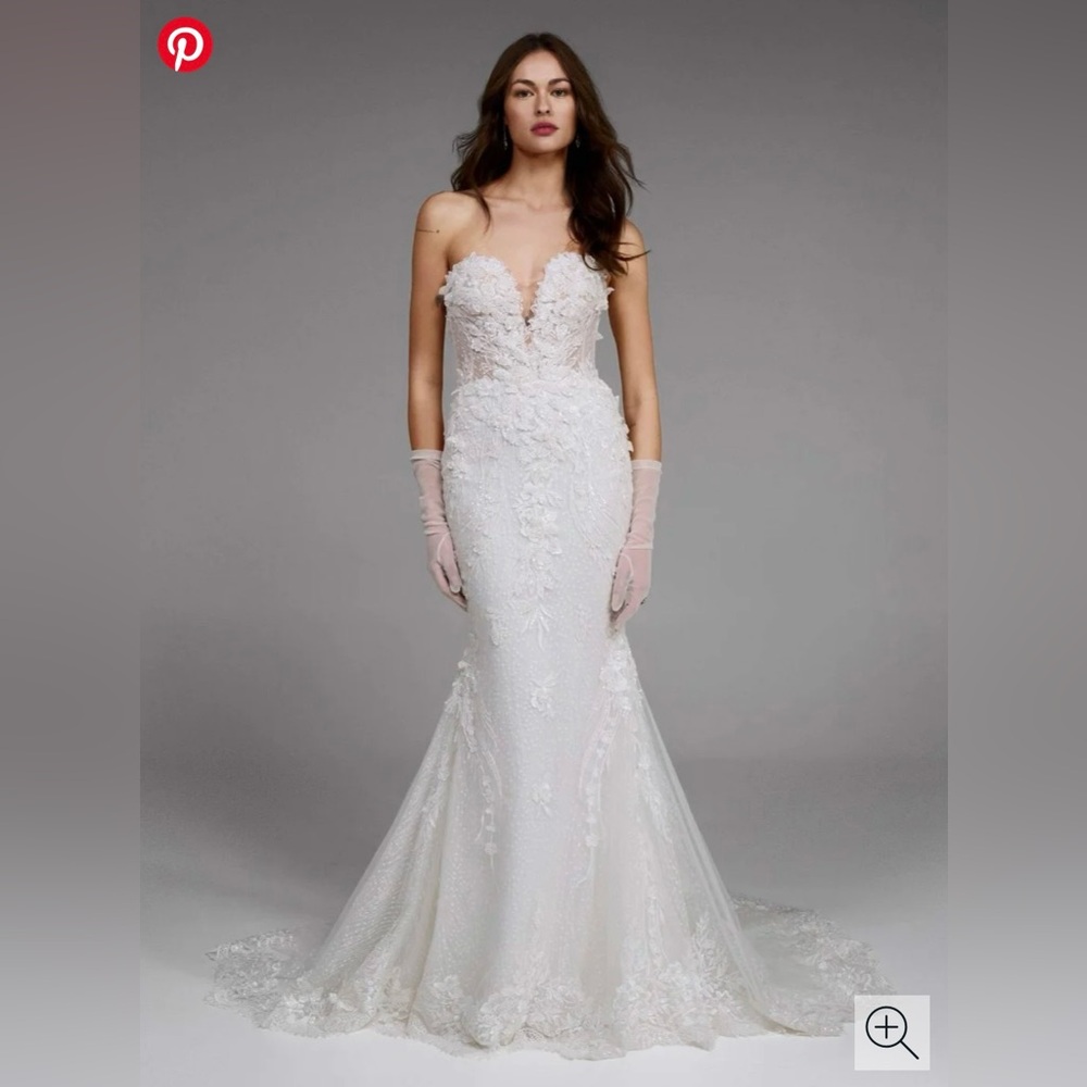 Iconic Pronovias Aethra White Lace Bridal Gown